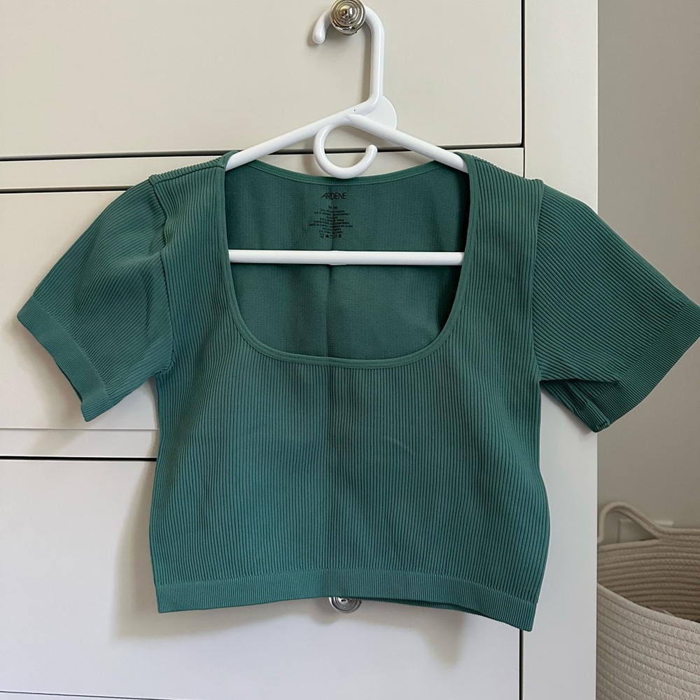 Ardene M ribbed green crop top NWOT